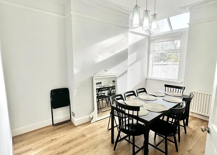 Victorian Stay - 5 Bedroom House