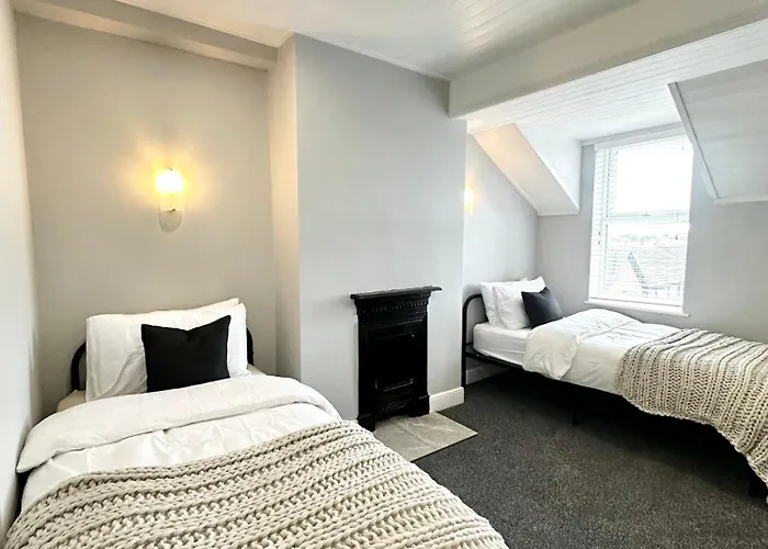Victorian Stay - 5 Bedroom House
